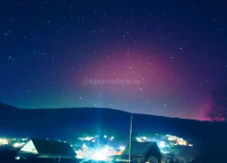 Необычное розовое сияние озарило небо в Краснодарском крае ночью 