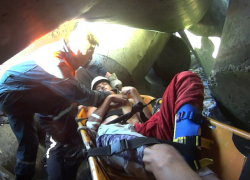 Спасатели вытащили молодого человека, упавшего на бетонные плиты в Сочи