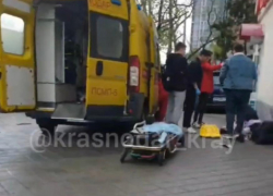 В центре Краснодара иномарка залетела на тротуар и сбила пешехода 