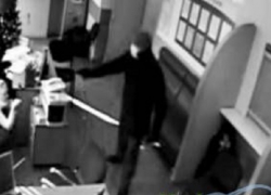 В Лабинске двое неизвестных в масках ворвались в банк