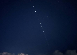 Загадочная вереница огней в ночном небе встревожила жителей Кубани