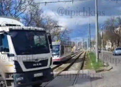 В Краснодаре легковушка въехала под фуру, остановив движение трамваев