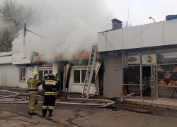 В Краснодаре загорелась пекарня