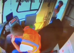 В Краснодаре неизвестный распылил газовый баллончик в кабину водителя трамвая: видео