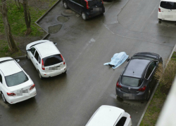 Во дворе краснодарской многоэтажки средь бела дня нашли труп женщины