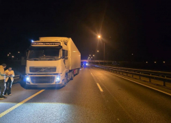 Фура задавила двух мужчин на трассе М-4 «Дон» в Краснодарском крае 