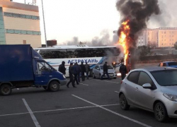 Сгоревший в Краснодаре автобус из Астрахани попал на видео