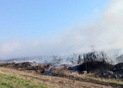В Краснодарском крае второй день горит закрытая свалка ТКО