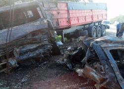 При выезде на встречку лекговушка въехала в КамАЗ: два человека сгорели заживо
