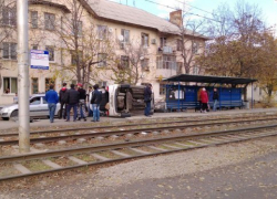  В Краснодаре машина перевернулась и вылетела на остановку 