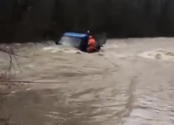 На Кубани спасатели вытащили двух человек из тонущей «ГАЗЕЛи»