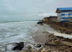 Сильный шторм разгромил морские пляжи в Краснодарском крае