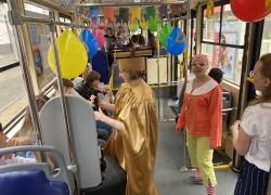 В трамвае краснодарским школьникам устроили библиопутешествие
