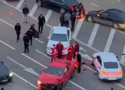 В центре Краснодара Mustang протаранил две иномарки и сбил полицейского