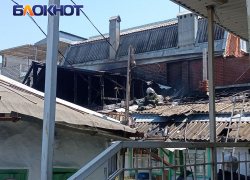 В Краснодаре напротив УМВД загорелся дом: фото и видео