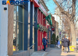 Десятки незаконных вывесок демонтируют в историческом центре Краснодара