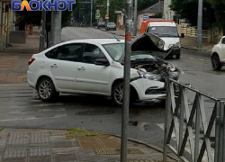 В центре Краснодара "Лада" протаранила троллейбус