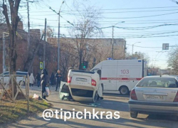 В Краснодаре авто столкнулось со скорой помощью и перевернулось: видео
