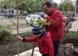 Вениамин Кондратьев вместе с сыном поучаствовал в субботнике в Динской