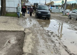 Краснодарка повредила ногу около недостроенного перехода на Красных Партизан