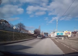 Фура протаранила легковушку на Кубани