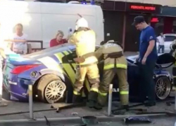В Краснодаре спасателям пришлось распиливать автомобиль, чтобы достать травмированного пассажира 