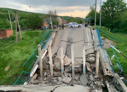 В Краснодарском крае ввели режим ЧС из-за обрушения моста