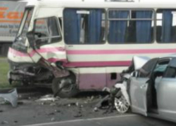 На Кубани автобус врезался в иномарку, погиб ребенок