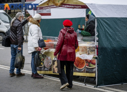 В Краснодаре на ярмарки выходного дня завезли соленья и янтарный мёд