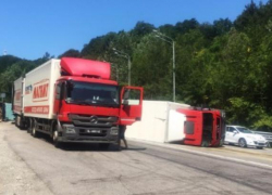 На Мамайском перевале по направлению в Сочи перевернулась фура