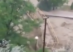 В Сочи мощным потоком воды снесло мост