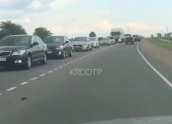 В многокилометровую пробку попали кубанцы, направляясь к морю 