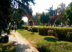 Девушка за рулем «Яндекс.Такси» улетела с дороги в сквер в Краснодаре 