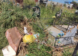 На Славянском кладбище Краснодара могилы завалили мусором