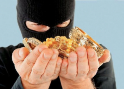 Житель Калининского района обокрал свою возлюбленную