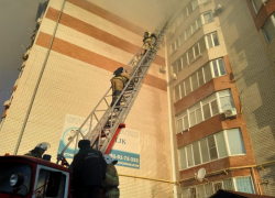 Площадь крупного пожара в жилом доме в Анапе выросла в два раза 