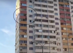 В Краснодаре мужчина повис на балконе между 11 и 12 этажом — очевидцы сняли видео