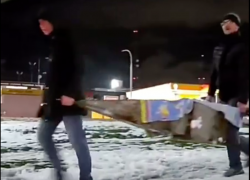 Похитившие памятник с кладбища Новороссийска парни попали на видео