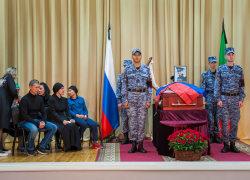 «Мог спастись, но погибли бы гражданские»: в Альметьевске простились с летчиком потерпевшего крушение в Краснодарском крае Су-25