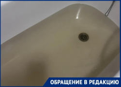 «Купаемся в грязи, пьем и едим все из нее»: жители Краснодара показали, какая вода течет из их крана