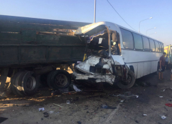 На Кубани разбились насмерть четыре человека в ДТП с участием автобуса, легковушки и грузовиков