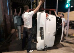 В Краснодаре девушка за рулем уложила на бок автомобиль 