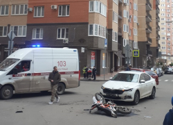 Мотоциклист на скорости врезался в легковушку в Краснодаре: видео