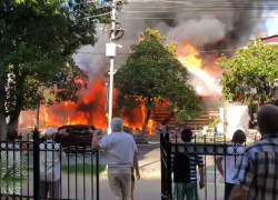 В Сочи крупный пожар уничтожил несколько гостевых домов 