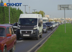 Авто встали в многокилометровой пробке на трассе М-4 "Дон" в Краснодаре