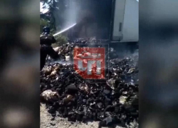 В Адлере загорелась фура с углём 