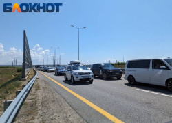 Почти 600 авто застряли в пробках у Крымского моста