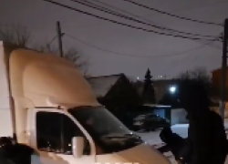 В Краснодаре пассажиры трамваев вытолкнули с путей застрявший грузовик