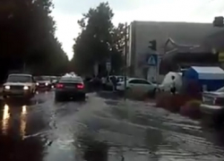 В Кореновске центр ушел под воду из-за сильного дождя 