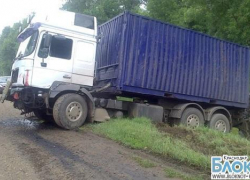 В Тимашевском районе грузовой автомобиль столкнулся с легковушкой